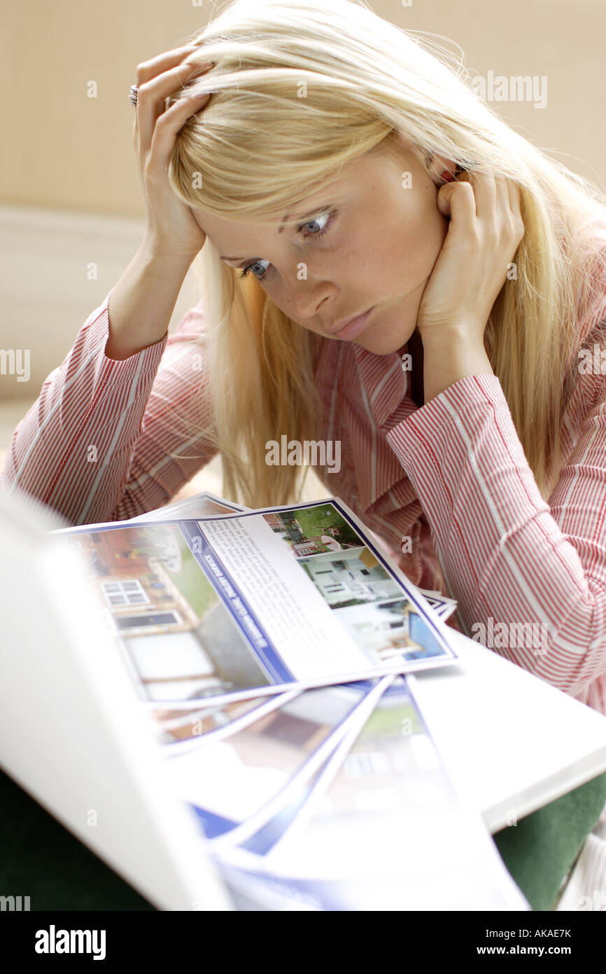 junge Frau betrachten Angaben für Häuser und Wohnungen Stockfoto