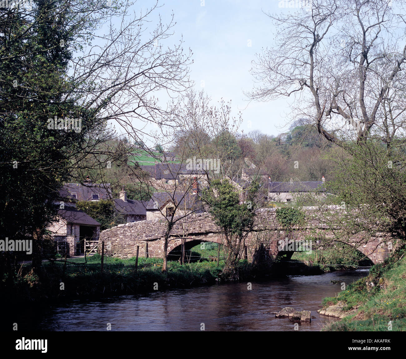 Die alten Pack Pferd Brücke Dovedale Milldale sehen hier aus dem Süden. Stockfoto