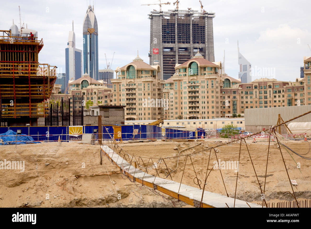 Unvollendete Buildng UAE. Gehweg Dubai UAE Vereinigte Arabische Emirate Stockfoto