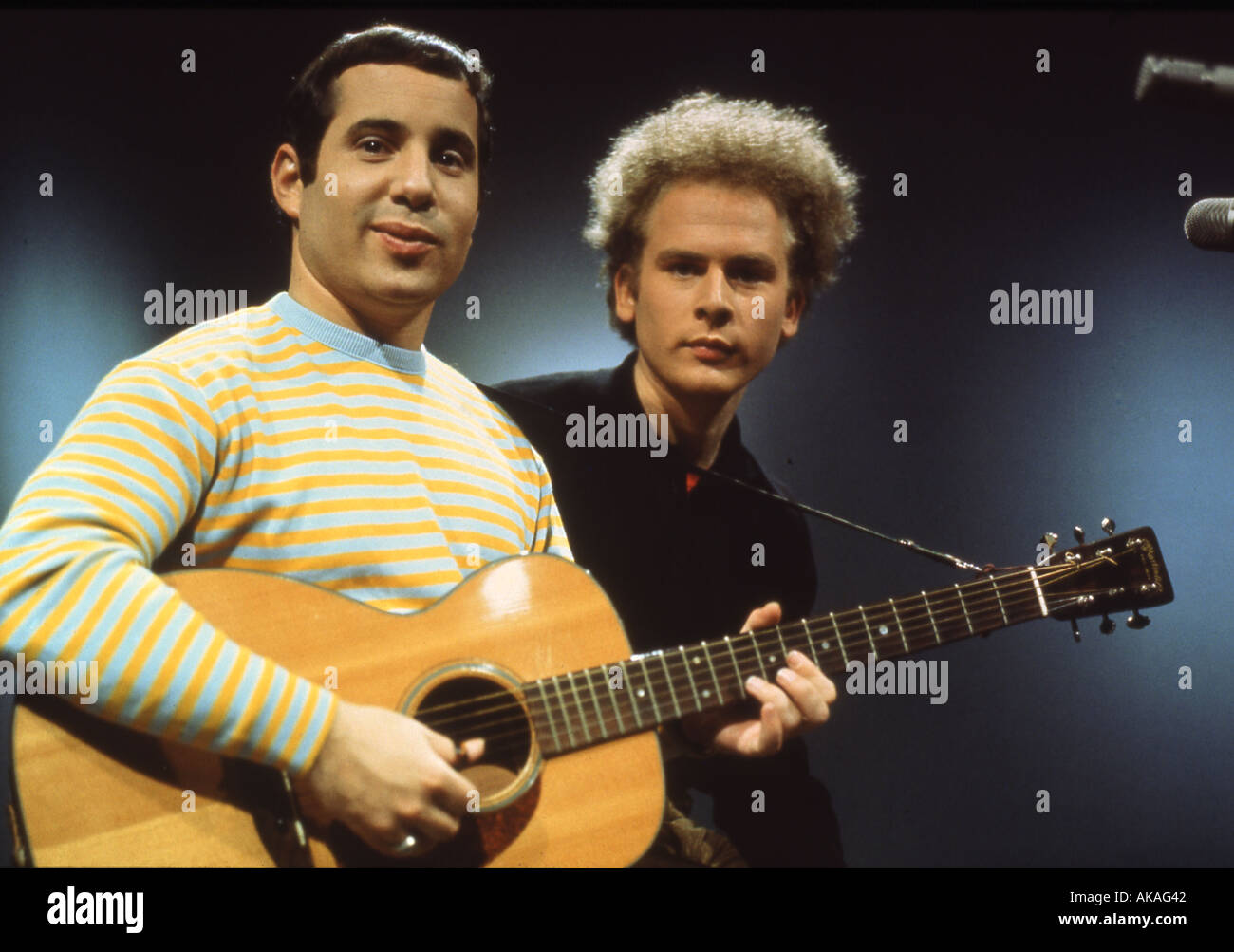 SIMON und GARFUNKEL U.S. Musiker links Paul Simon und Art Garfunkel über 1965 Stockfoto