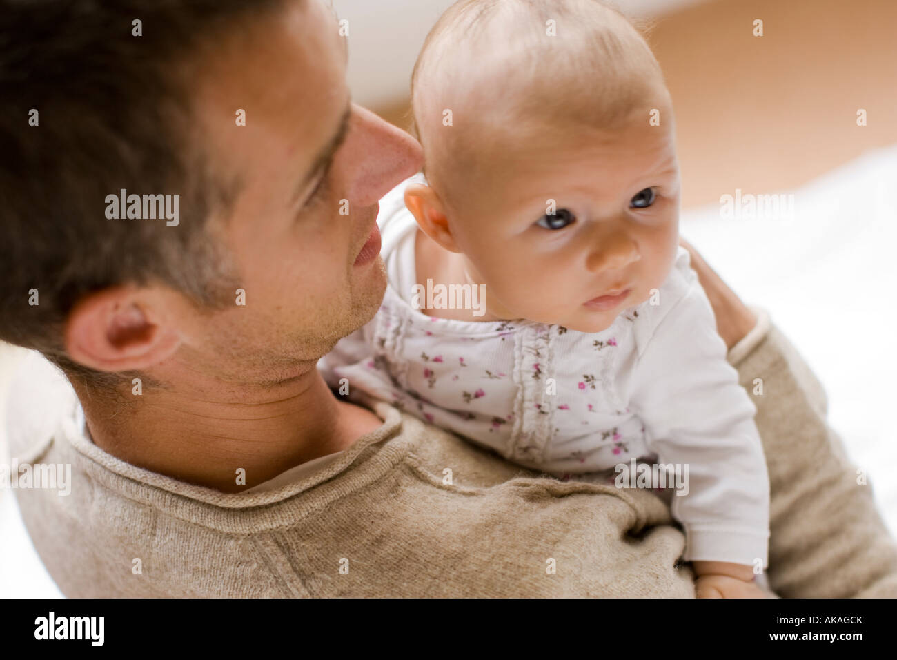Vater kuscheln junges baby Stockfoto