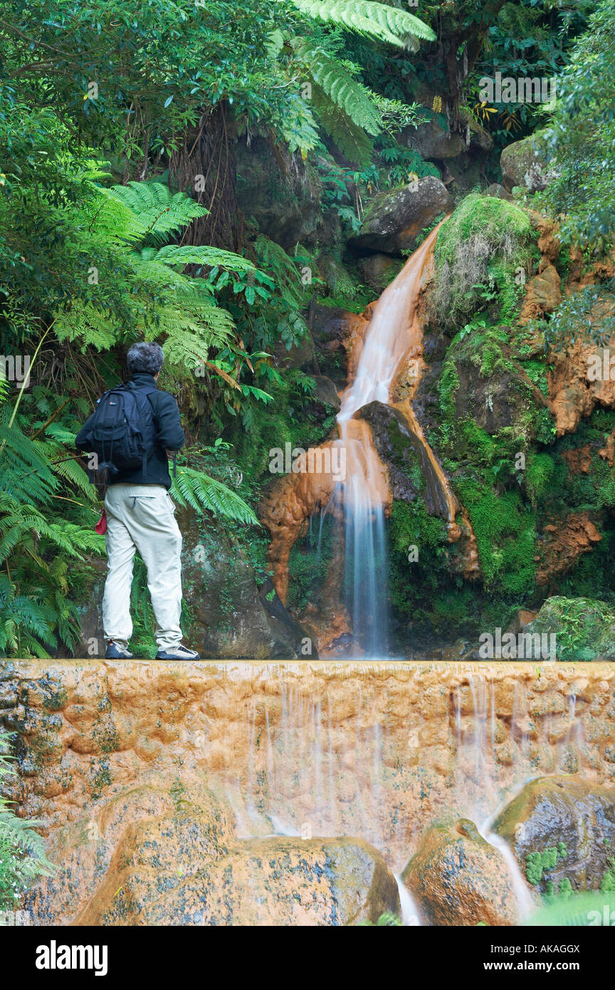 Touristen in der Nähe von Caldeira Velha Wasserfall und natürlichen thermal-Schwimmbad auf der Insel Sao Miguel auf den Azoren Stockfoto