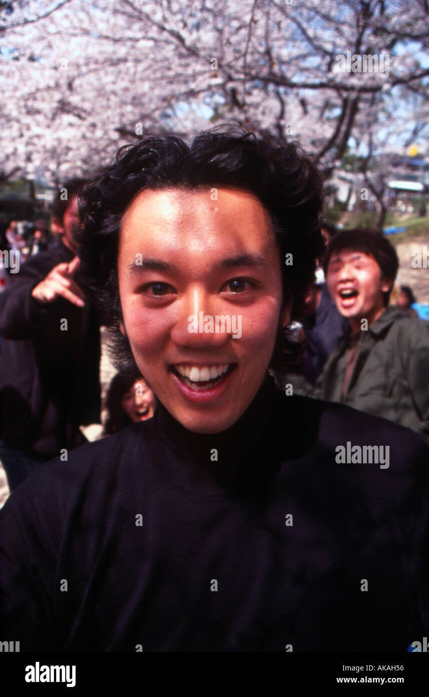 Teenager auf Kirschblüte Party Japan Stockfoto