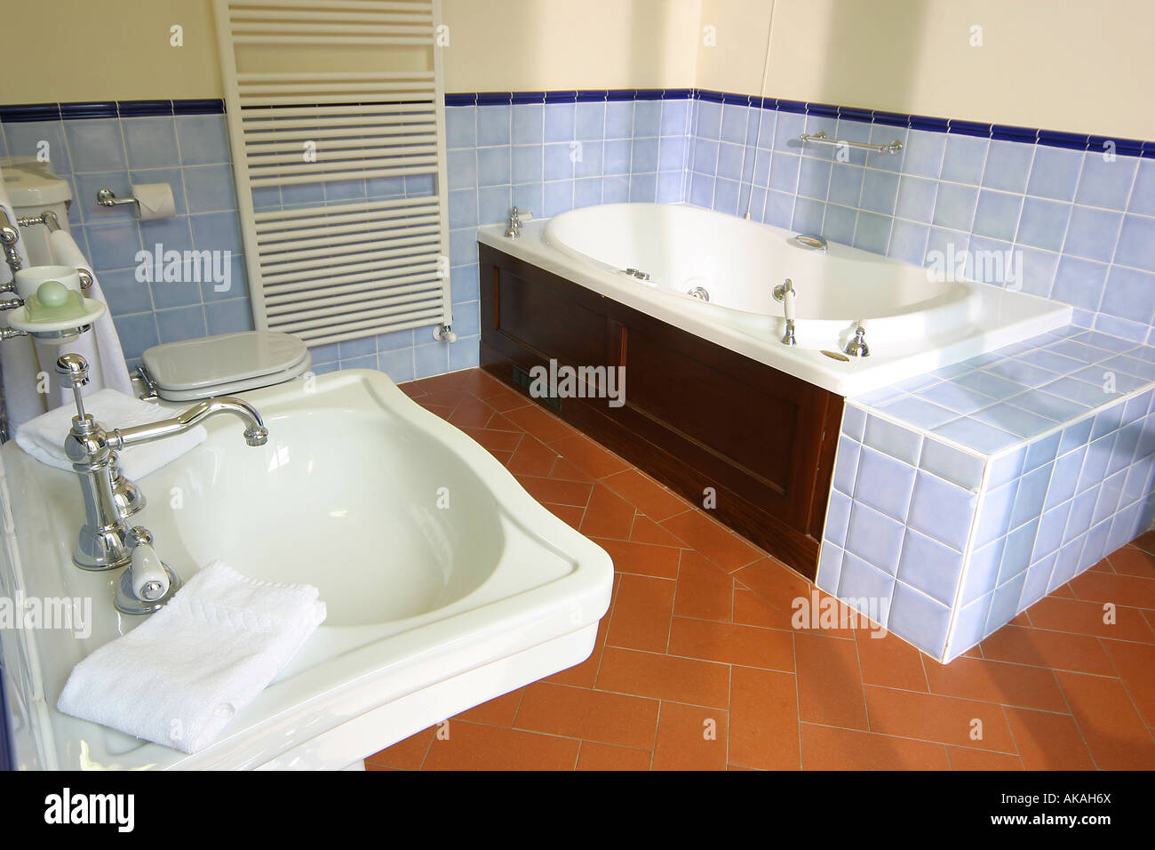 Hotel Apartment Villa Badezimmer mit Badewanne und Waschbecken waschen Handwaschbecken Stockfoto