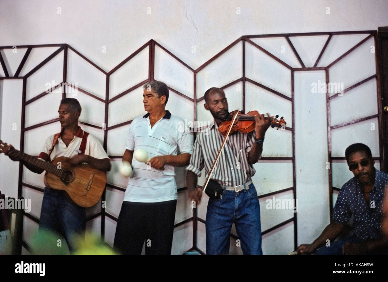 Musiker mit traditionelle kubanische Musik in einem Restaurant in Santiago De Cuba unterhaltsam Stockfoto