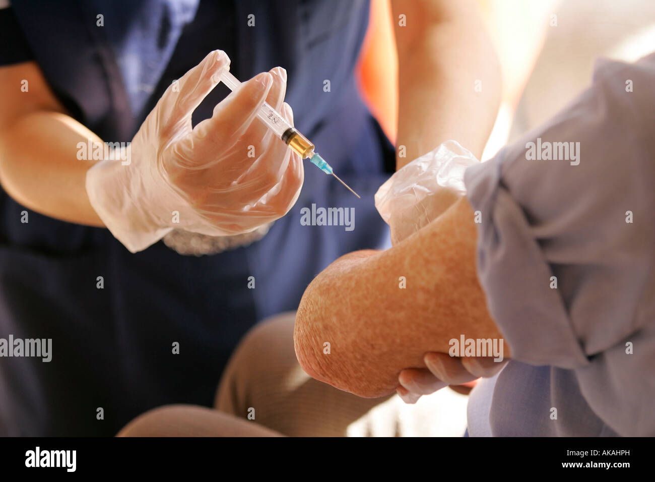 Krankenschwester, einer älteren Dame eine Spritze geben Stockfoto