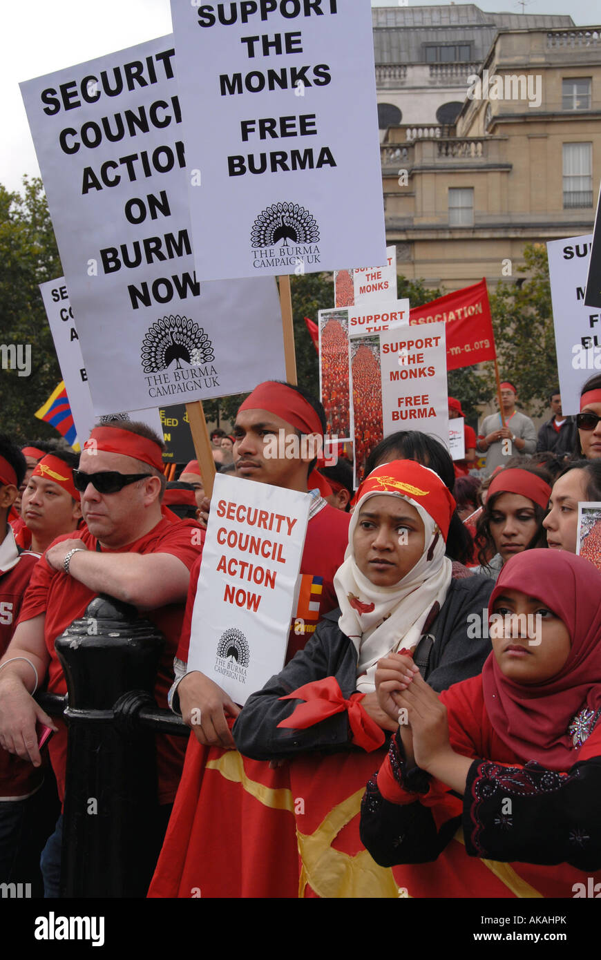 Demonstranten & Mönche März durch die Londoner burmesischen Demokratiebewegung 6. Oktober 2007 unterstützen Stockfoto