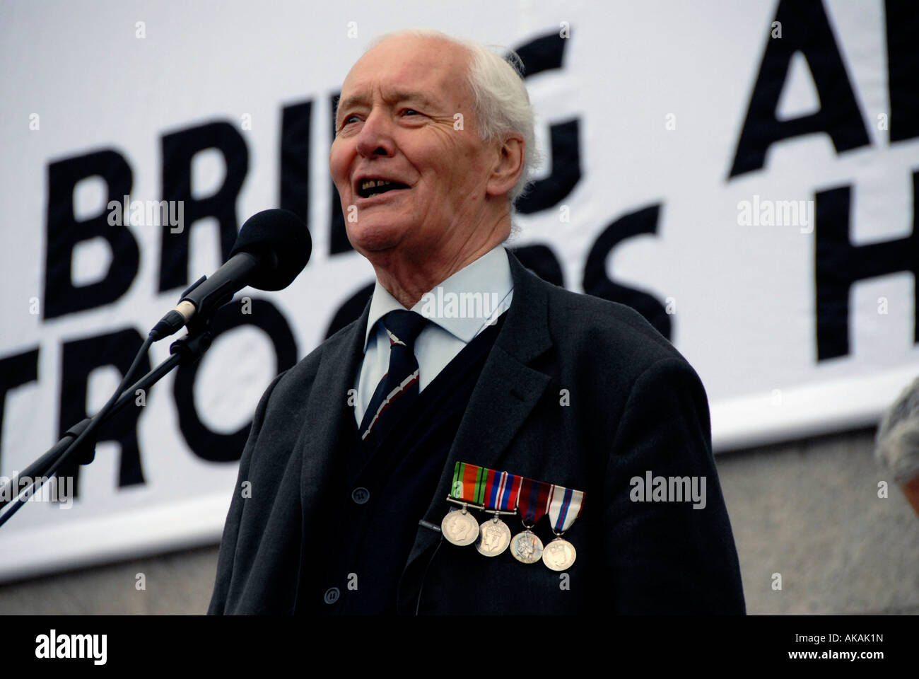 Tony Benn an Haltestelle verboten die Krieg-Demonstration 8. Oktober 2007 zunächst aber 5000 marschieren, Parliament Square Stockfoto