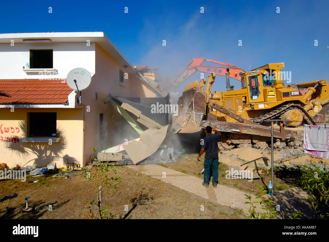 Ein israelischer Bulldozer demoliert verlassene Häuser jüdischer Siedler in der Abwicklung von Netzer hazani in Gaza Strip zu sein Stockfoto
