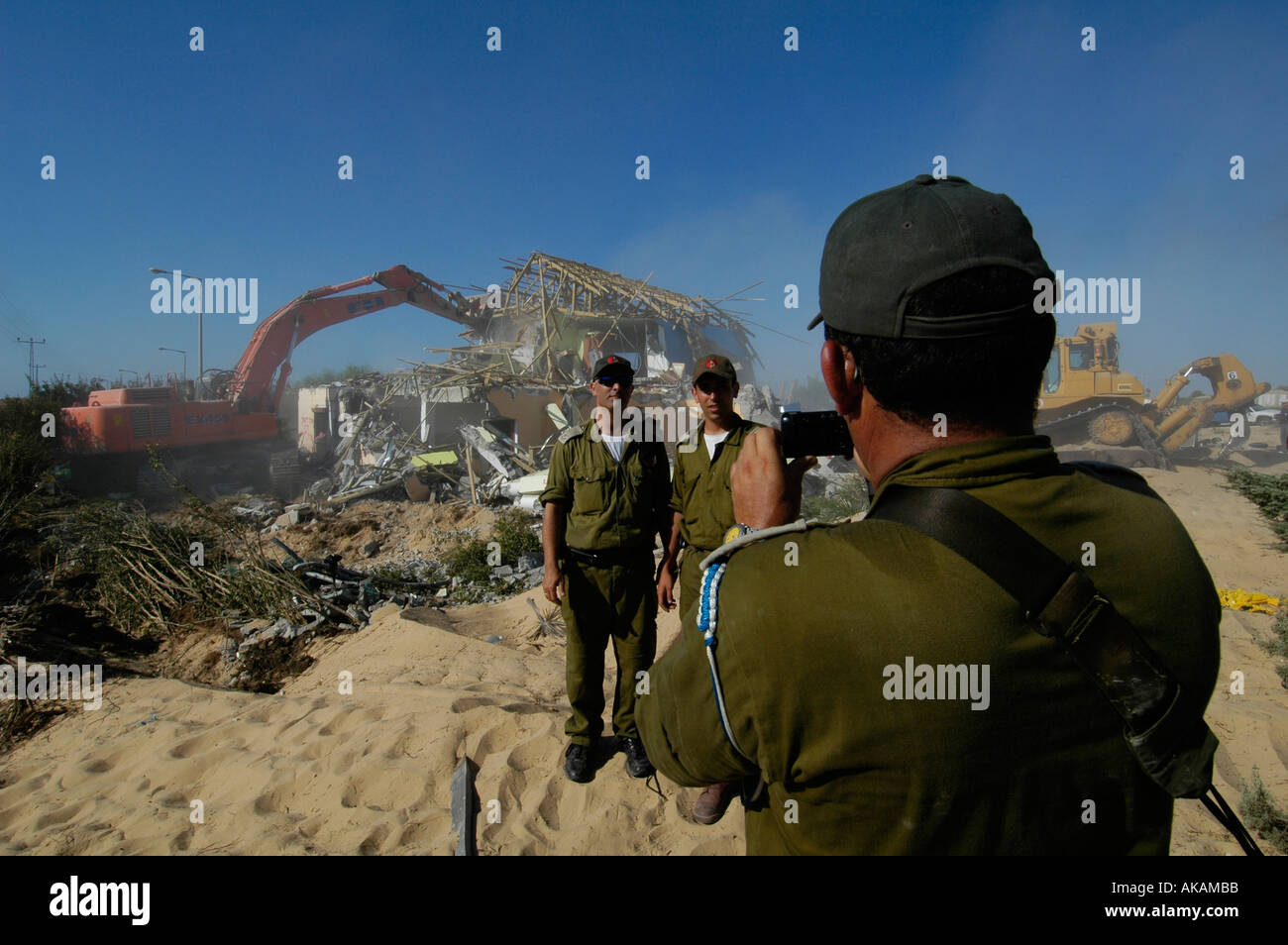 Israelischer Soldat Fotografien seine Freunde beim Abbruch der Jüdischen Siedler Wohnungen der IDF Bulldozer in Netzer Hazani jüdischen Siedlung im Gazastreifen Stockfoto