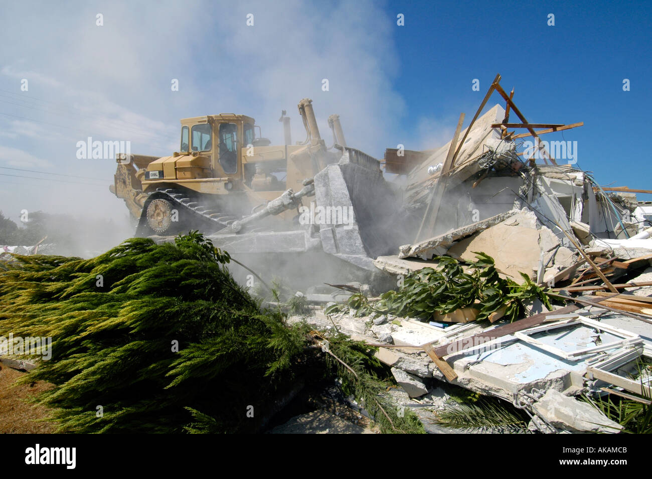 Ein israelischer Bulldozer demoliert verlassene Häuser jüdischer Siedler in der Abwicklung von Netzer hazani in Gaza Strip zu sein Stockfoto