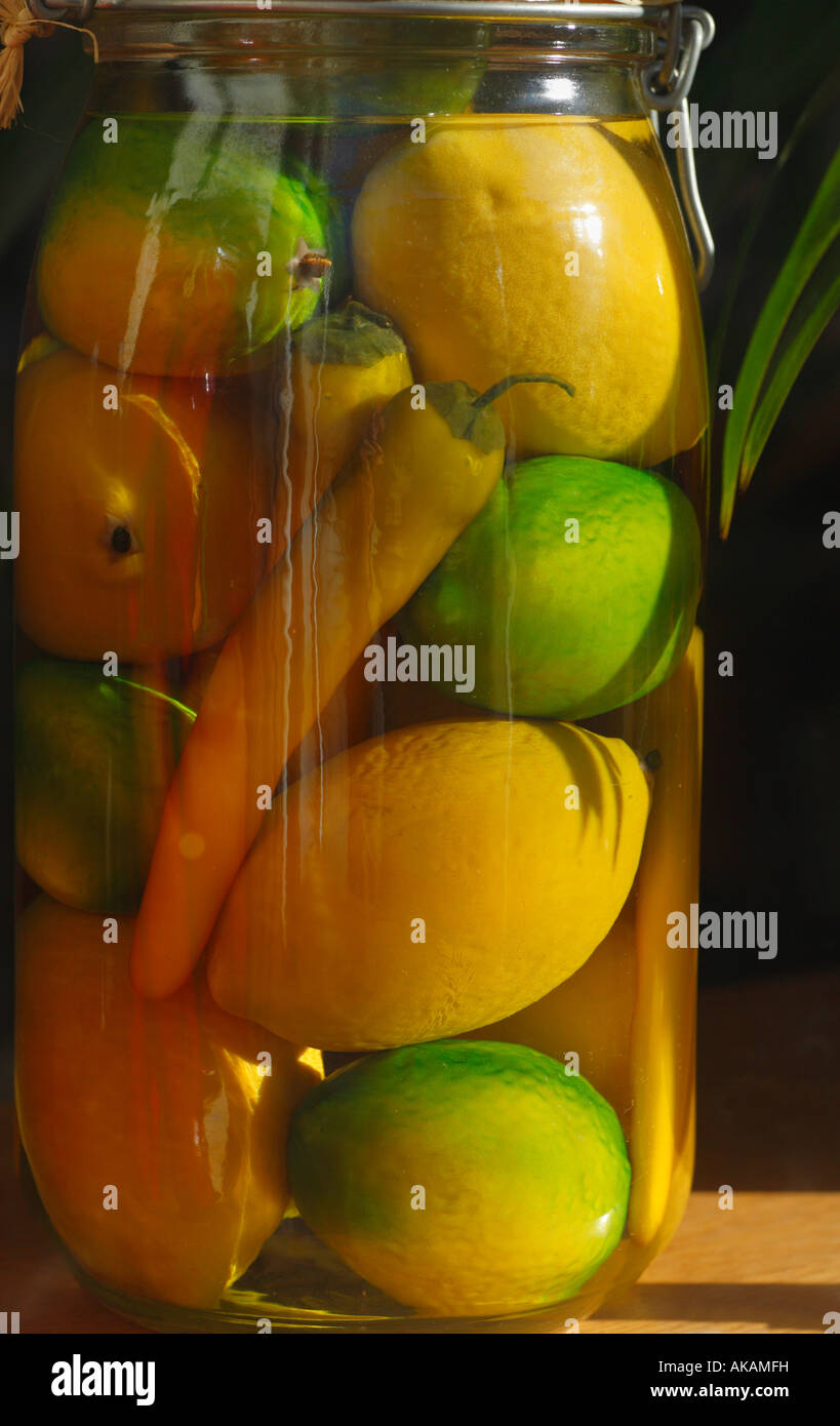 Glas mit Replca Frucht bewahrt. Stockfoto