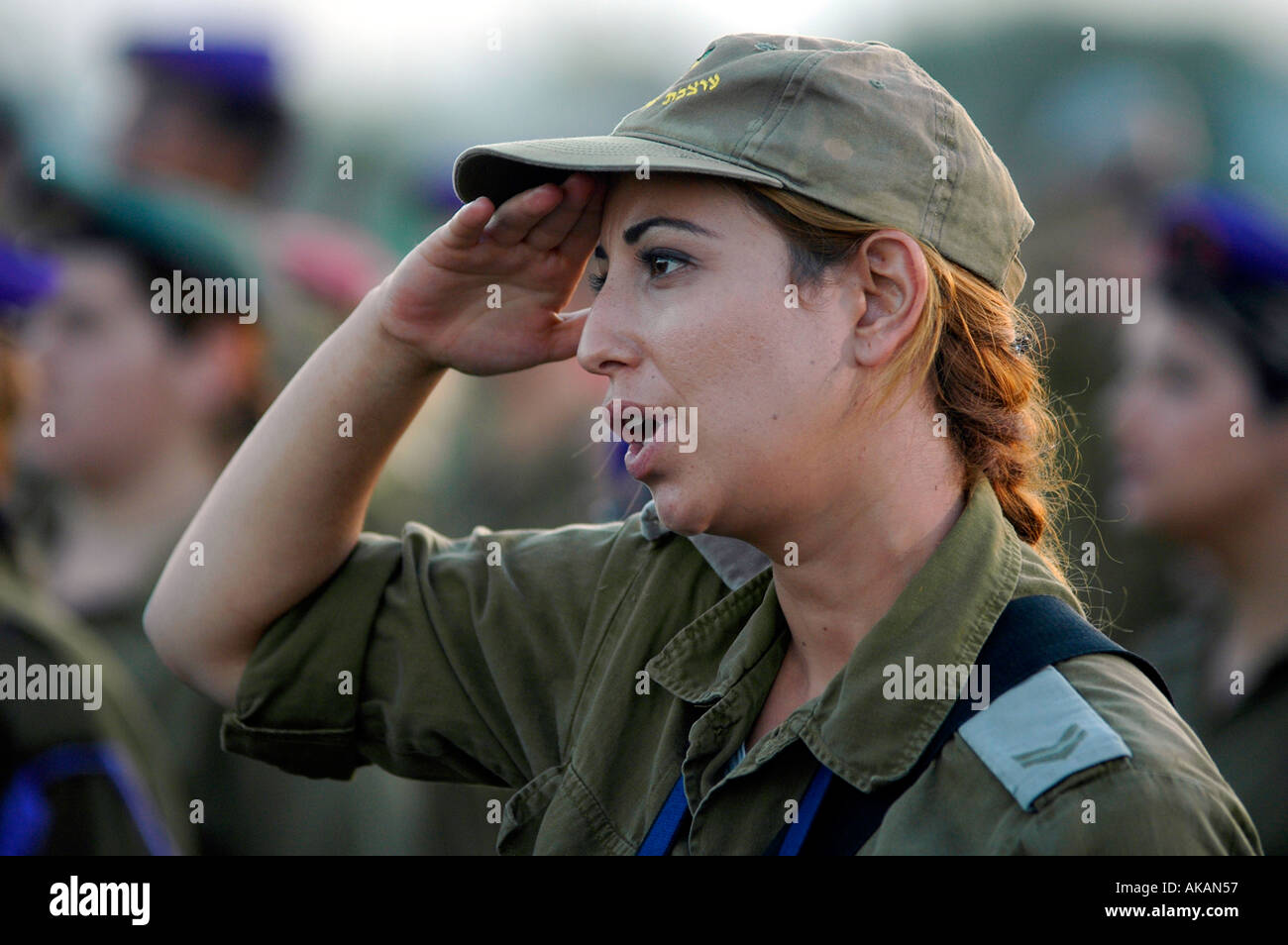 Eine israelische Soldatin salutiert während einer militärischen Zeremonie am letzten Tag der israelischen Besatzung im Gaza-Streifen Stockfoto