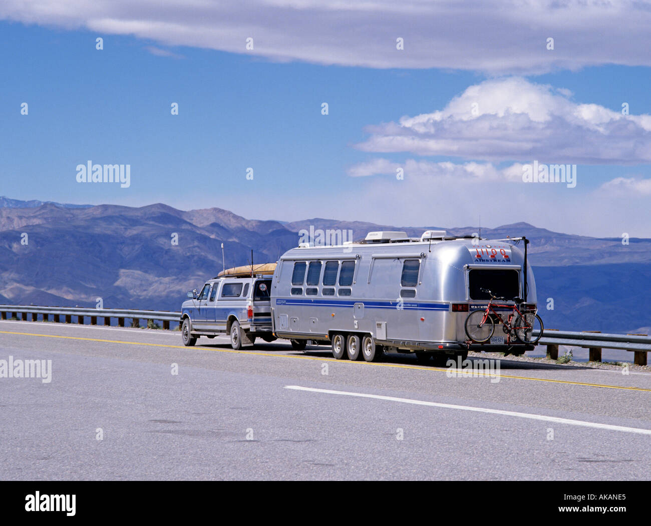 LKW Abschleppen einen Airstream Wohnwagen USA Stockfoto