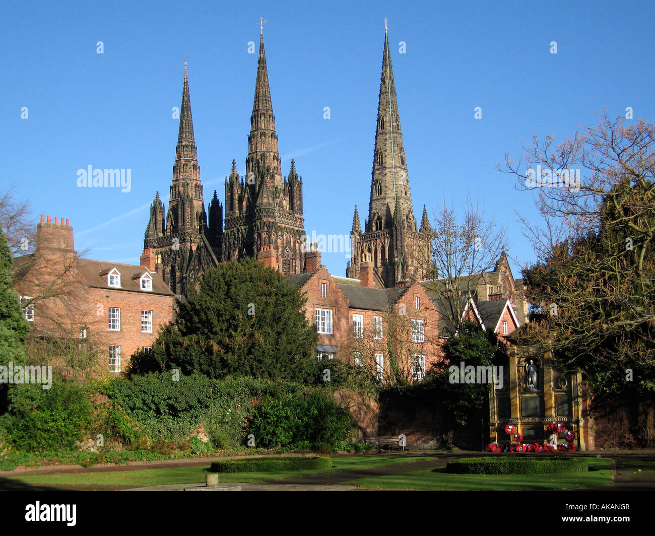 Kathedrale von Lichfield gesehen aus dem Garten der Erinnerung Lichfield Staffordshire England Stockfoto