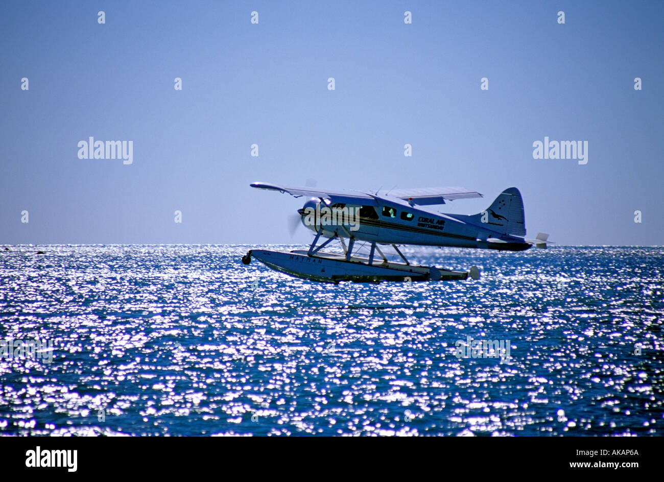 Wasserflugzeug Tiefflug über Meer wieder angezündet Stockfoto