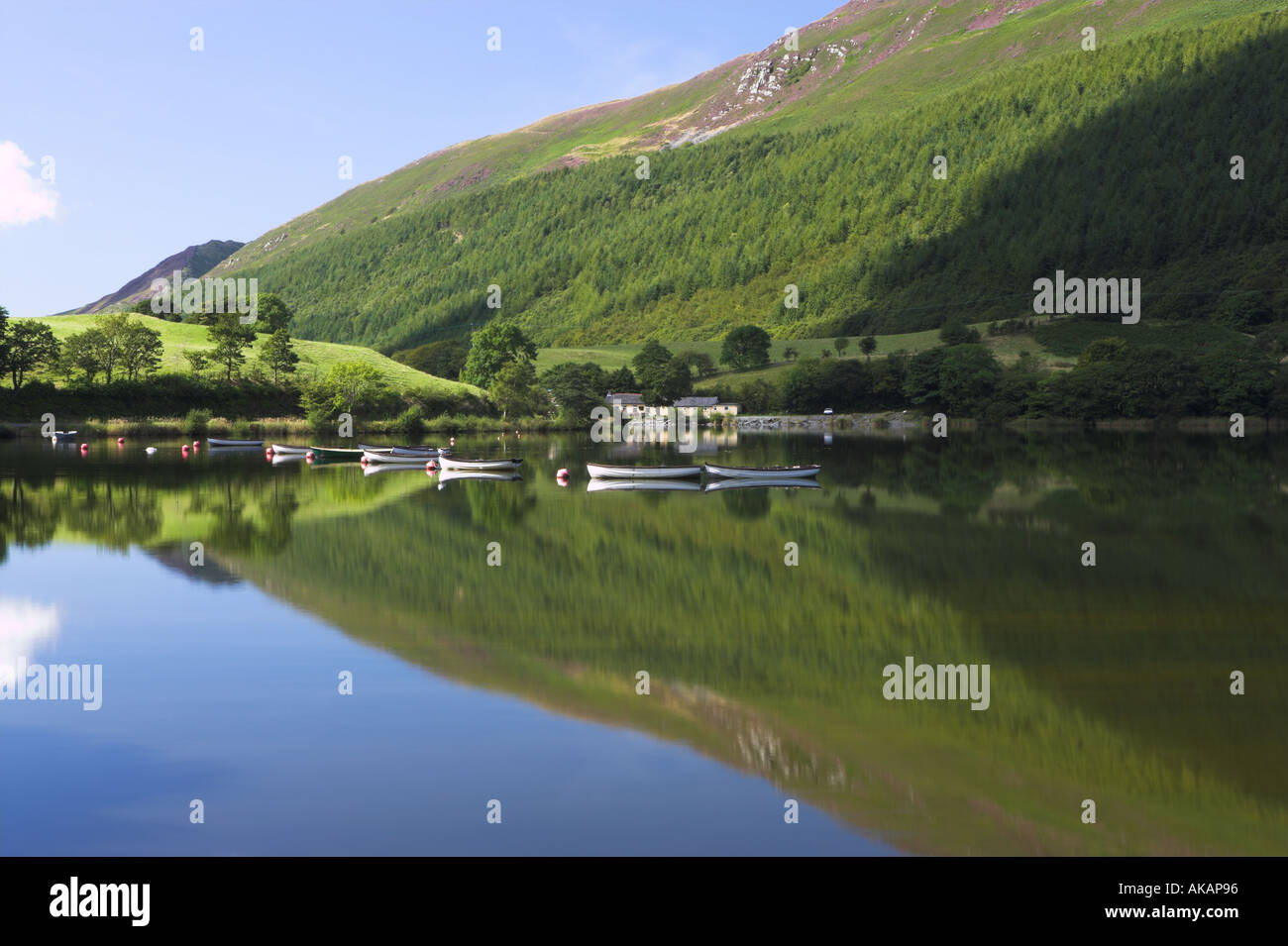 Reflexionen im Tal-y-Llyn Snowdonia Wales UK Stockfoto