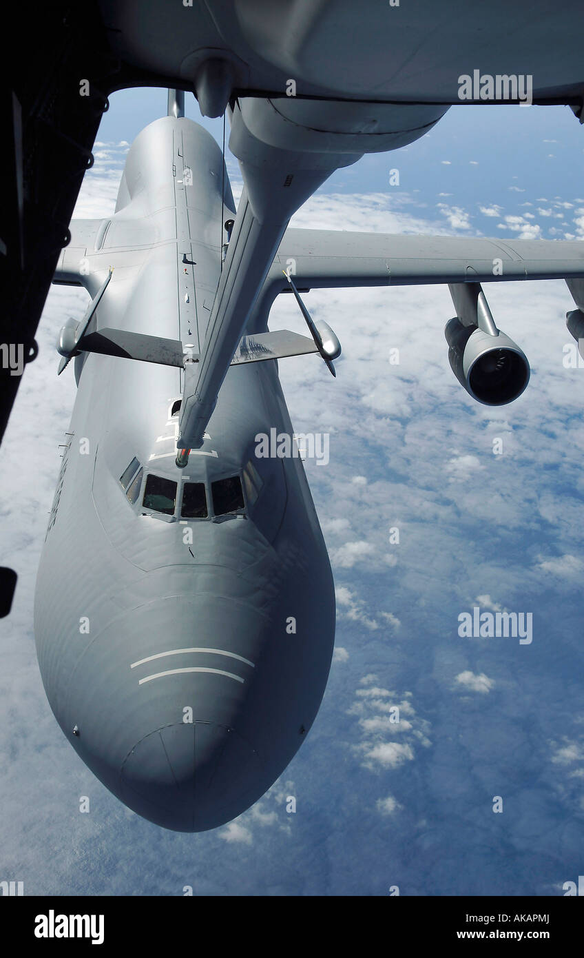 Eine KC-10 Extender bereitet sich auf eine c-5 Galaxy zu tanken. Stockfoto Eine KC-10 Extender bereitet sich auf eine c-5 Galaxy zu tanken. Stockfoto