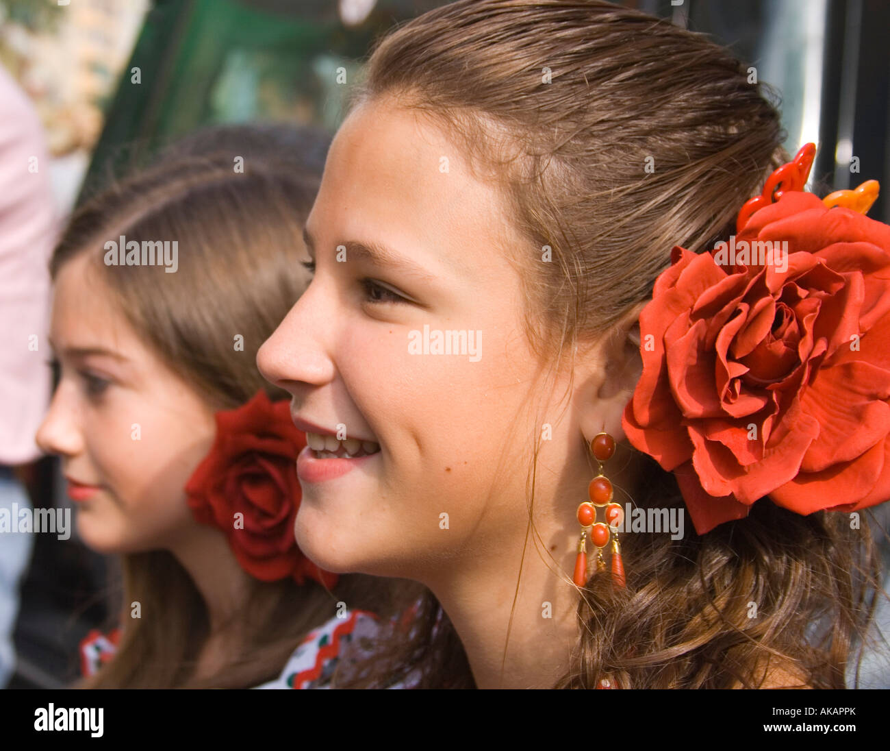Torremolinos Malaga Provinz Spanien Feria de San Miguel jährliche Romeria zwei junge Mädchen in typisch Spanisch Kleid Stockfoto
