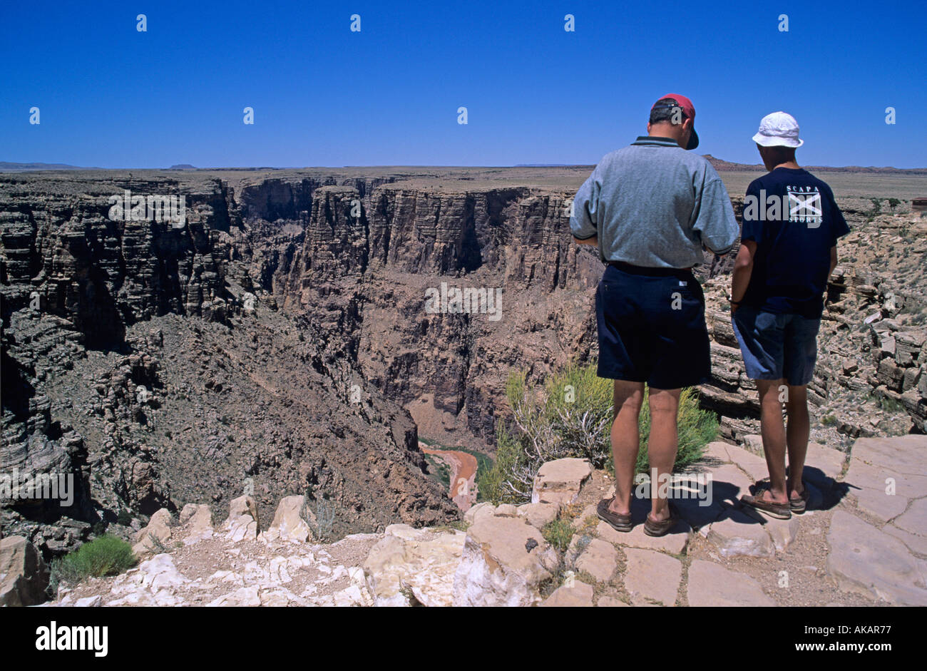 Zwei Menschen stehen am Rande einer Schlucht Teil eine Reihe Schluchten in der Nähe von Grand Canyon des Colorado River unter Stockfoto