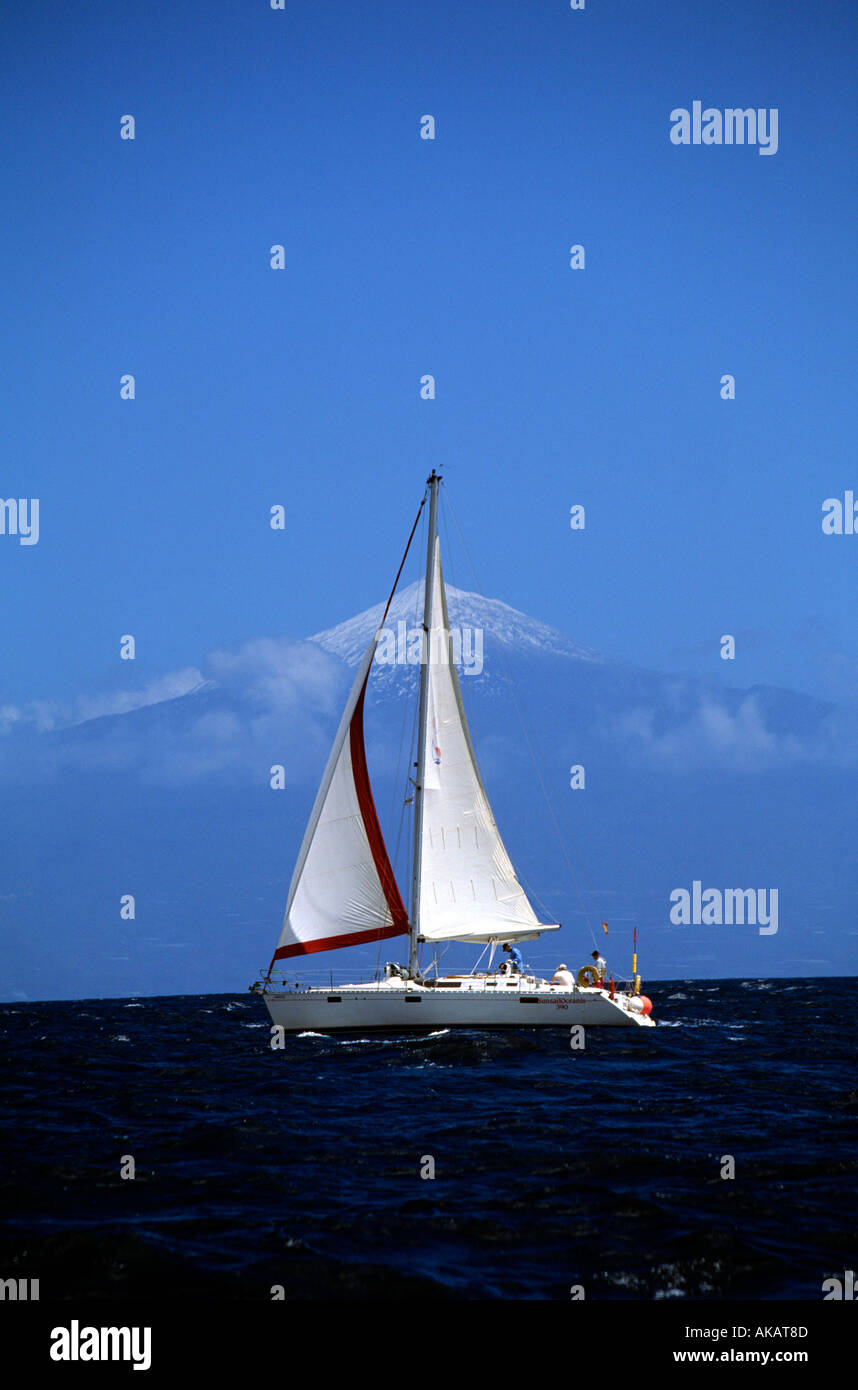 Segelboot auf den Kanaren mit Schnee erreichte Berg im Hintergrund Stockfoto