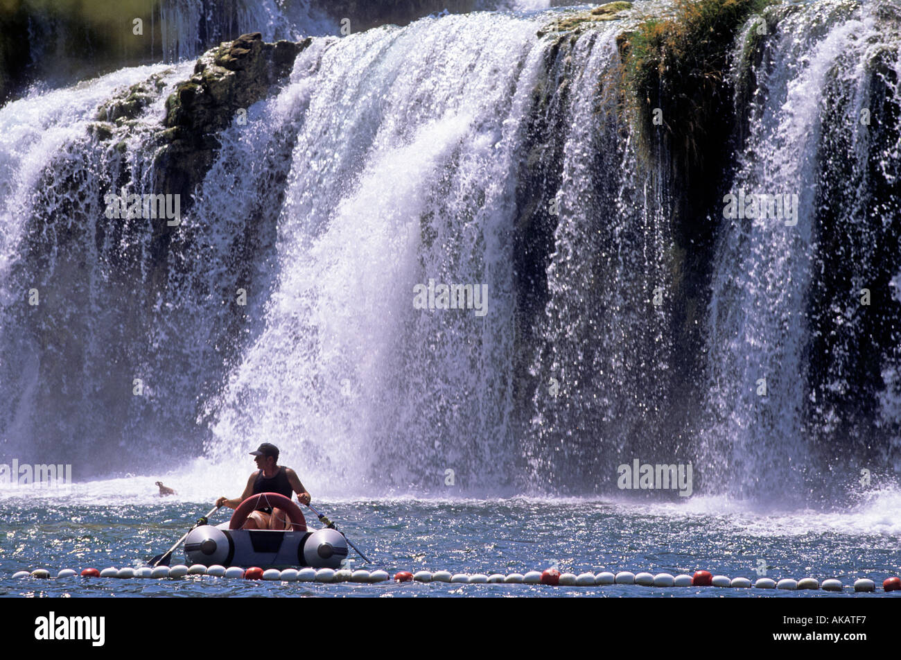 mall Boot vor dem Wasserfall Kroatien Krka Falls Skradinski Buk in der Nähe ibenik Norddalmatien Europa Stockfoto