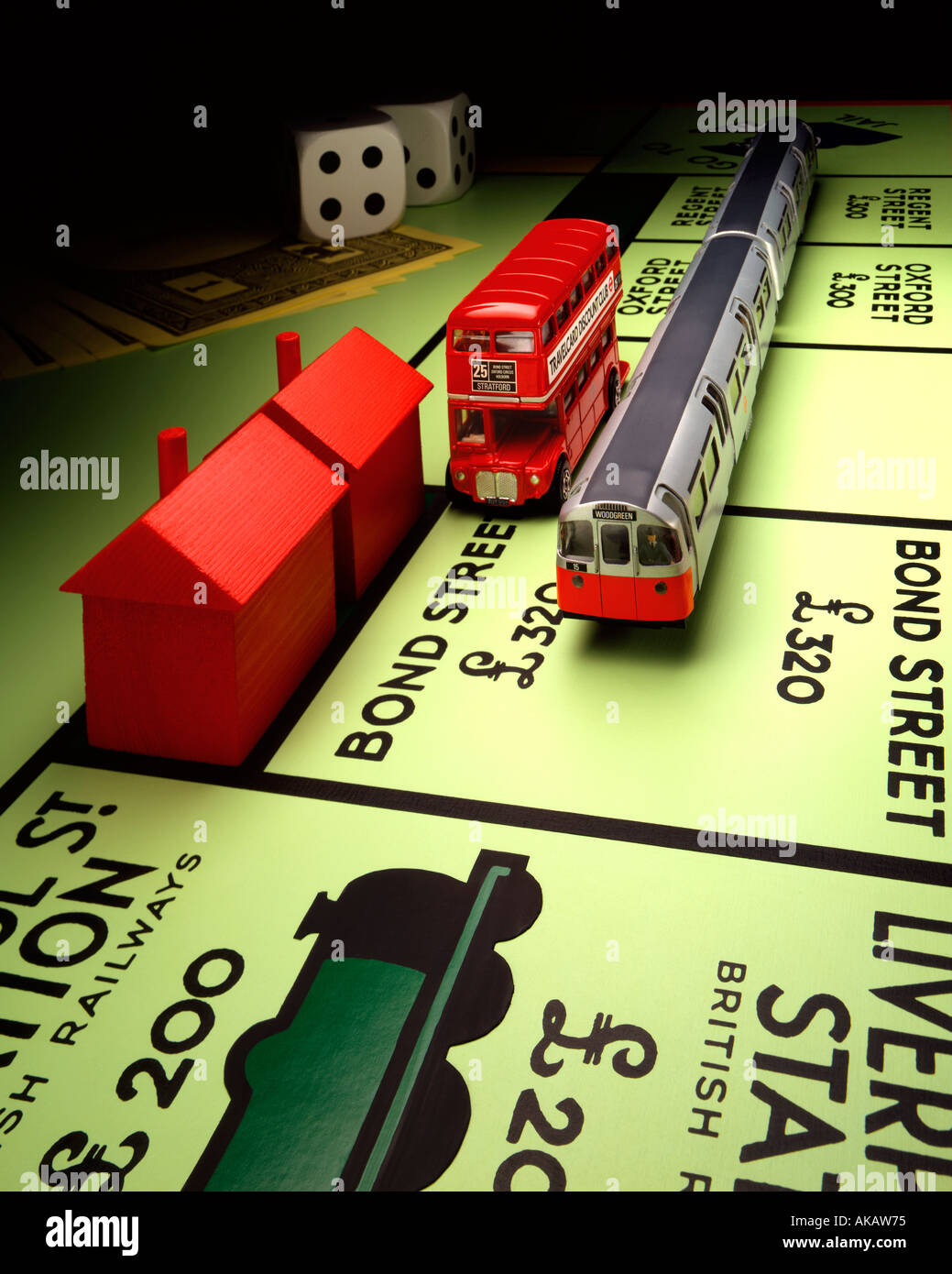 London Transport und Monopoly Board Monopol und Routemaster Bus mit u-Bahn in der Bond Street zu stoppen weiter Liverpool Street. Stockfoto