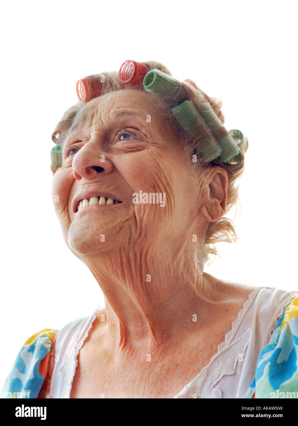 Portrait einer älteren Frau mit Lockenwickler in Stockfoto