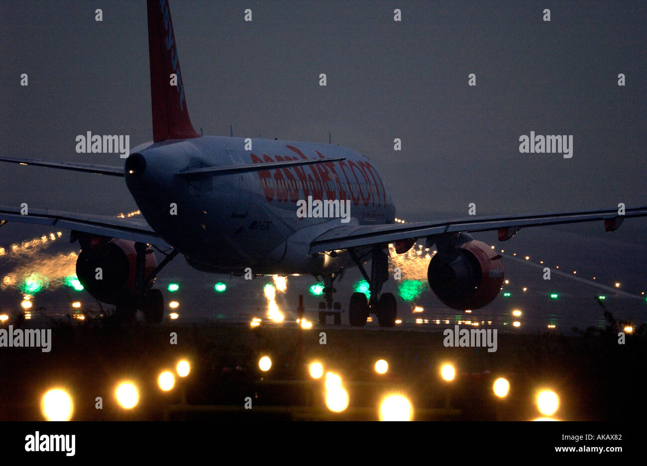 Eine EasyJet Flugzeug bereitet für den Start vom Flughafen Gatwick Stockfoto