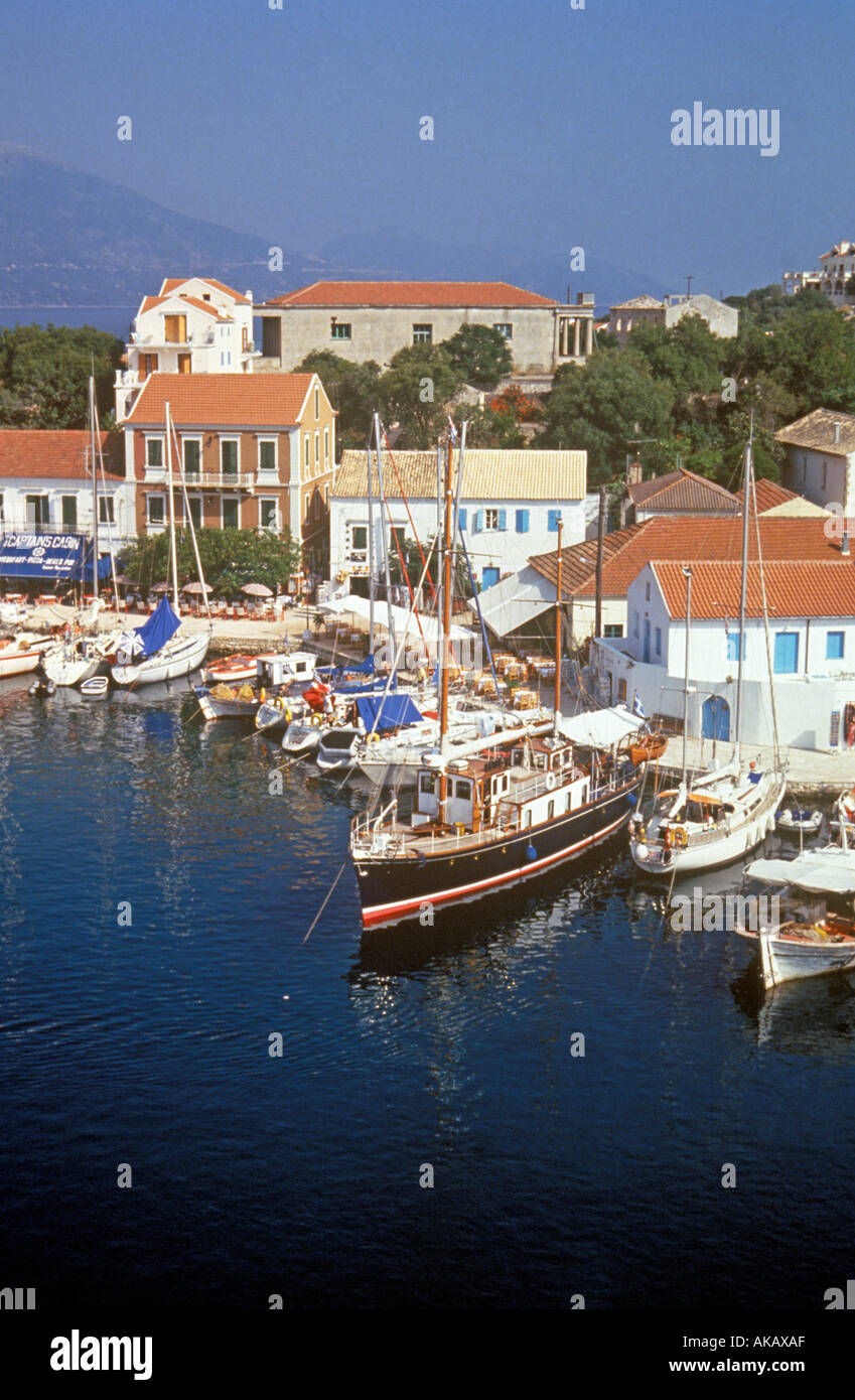 Blick auf Boote vertäut am Fiscardo Griechenland Mittelmeer Europa Stockfoto