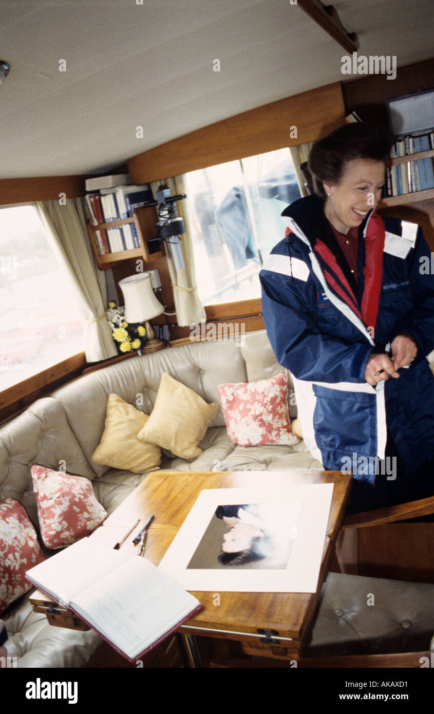 Ihre Königliche Hoheit The Princess Royal Anne Elizabeth Alice Louise unter Deck auf einer yacht Stockfoto