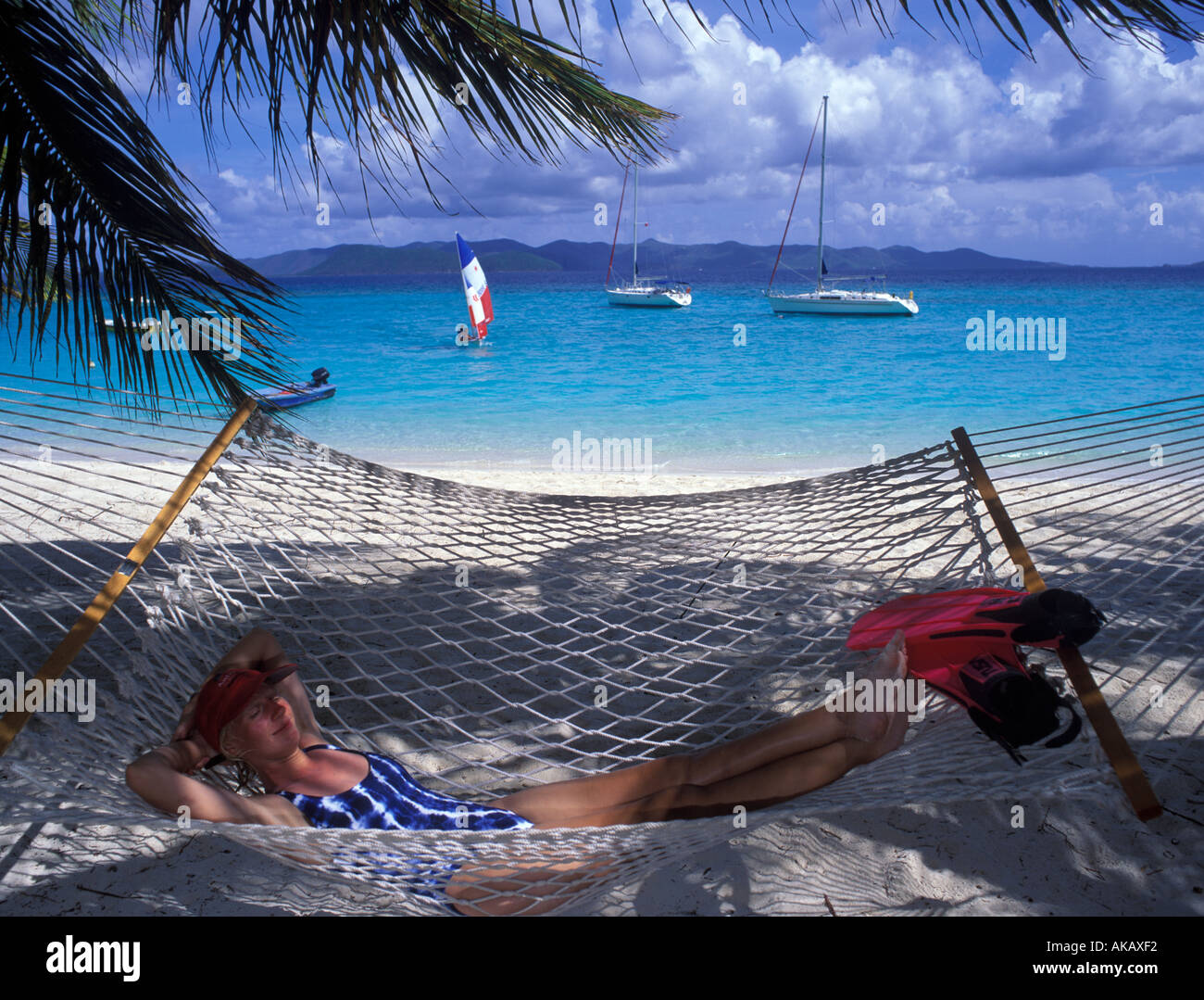 Mädchen liegen zum Entspannen in der Hängematte White Bay Jost Van Dyke Britische Jungferninseln Karibik Stockfoto