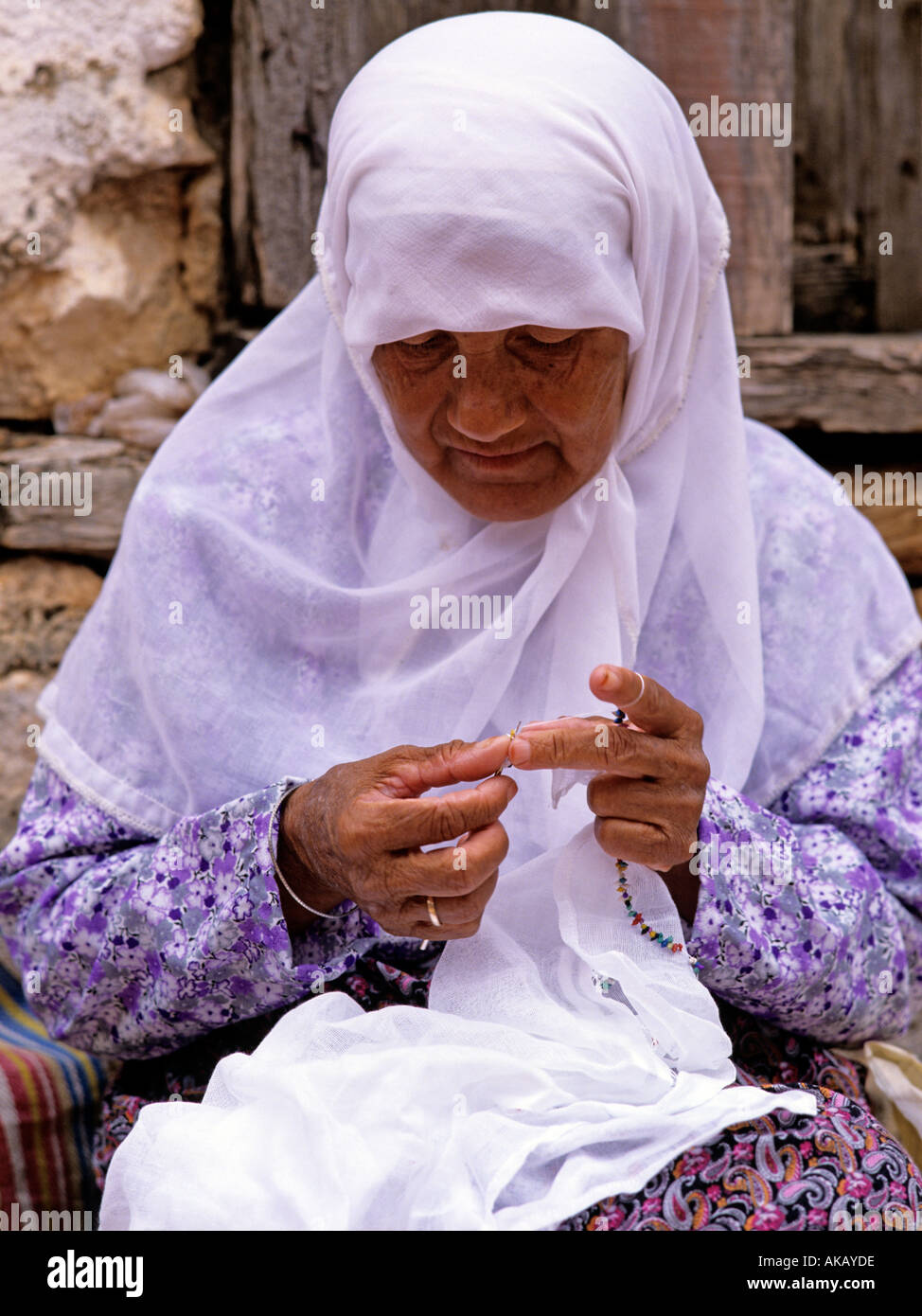 Ältere türkische Frau in weißen Schleier häkeln Türkei Stockfotografie -  Alamy