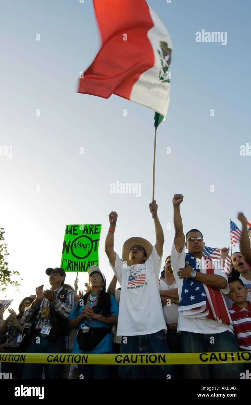 Hispanics Welle einer mexikanischen Flagge während der amerikanischen Demonstration Called "A Tag ohne Einwanderer", San Jose, CA Stockfoto