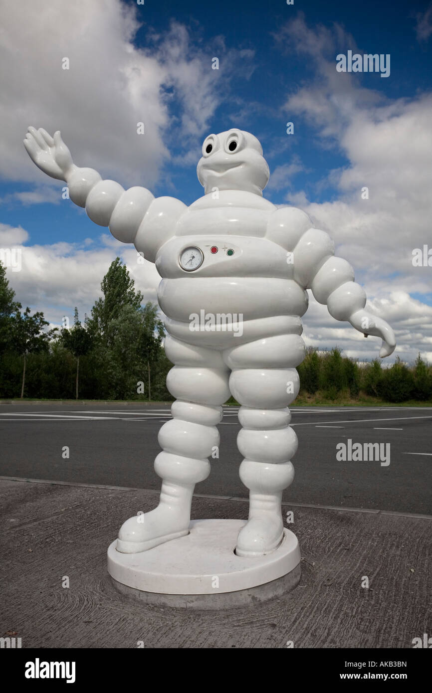 Ein Harz Michelin-Männchen von einem Rastplatz auf der Autobahn (Frankreich). Skulptur de Résine du Bibendum Sur Une Aire Autoroutière (Frankreich). Stockfoto