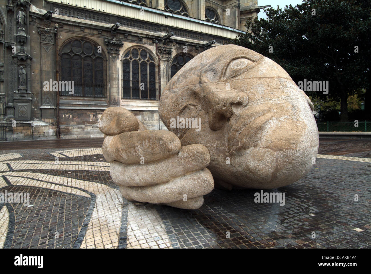 Paris geformt, Kopf und Hand L Ecoute von Henri de Miller außerhalb St. Eustache Kirche Stockfoto