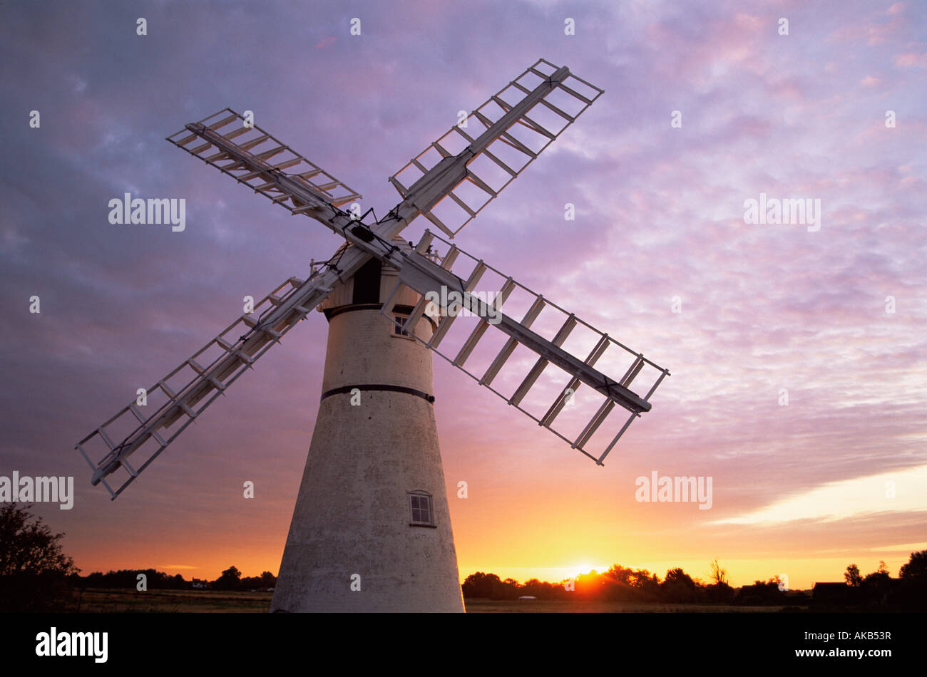 England, Norfolk, Norfolk Broads, Thurne, Windmühle bei Sonnenaufgang Stockfoto