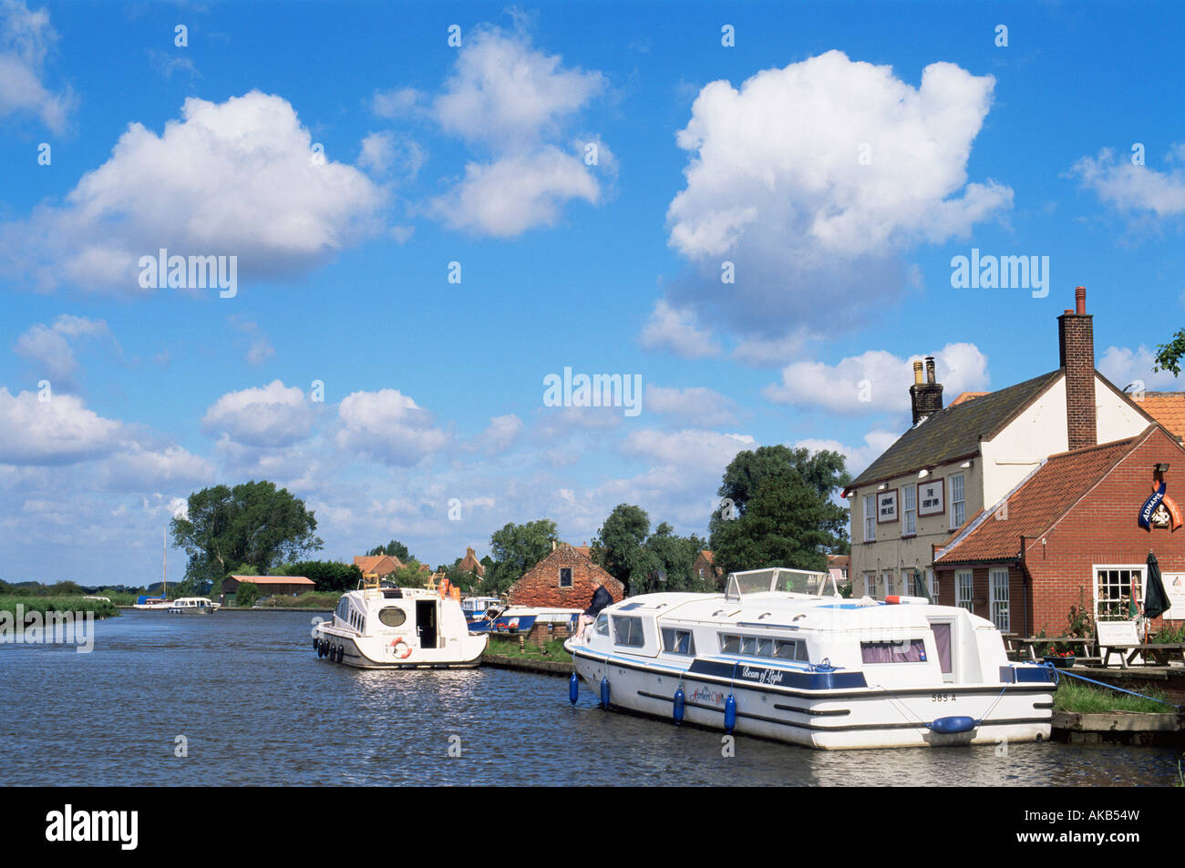 England, Norfolk, Norfolk Broads, Riverside Pub auf dem Fluss Bure am Stokesby Stockfoto