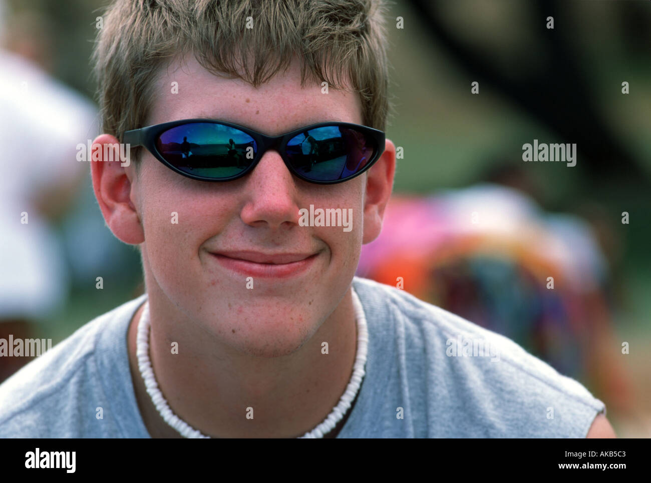Einen Mannlichen Kaukasischen Teenager Lacheln Tragen Puka Shell Choker Und Dunkle Sonnenbrille Wahrend Seiner Sommerferien Stockfotografie Alamy Einen Mannlichen Kaukasischen Teenager Lacheln Tragen Puka Shell Choker Und Dunkle Sonnenbrille Wahrend Seiner Sommerferien Stockfotografie Alamy