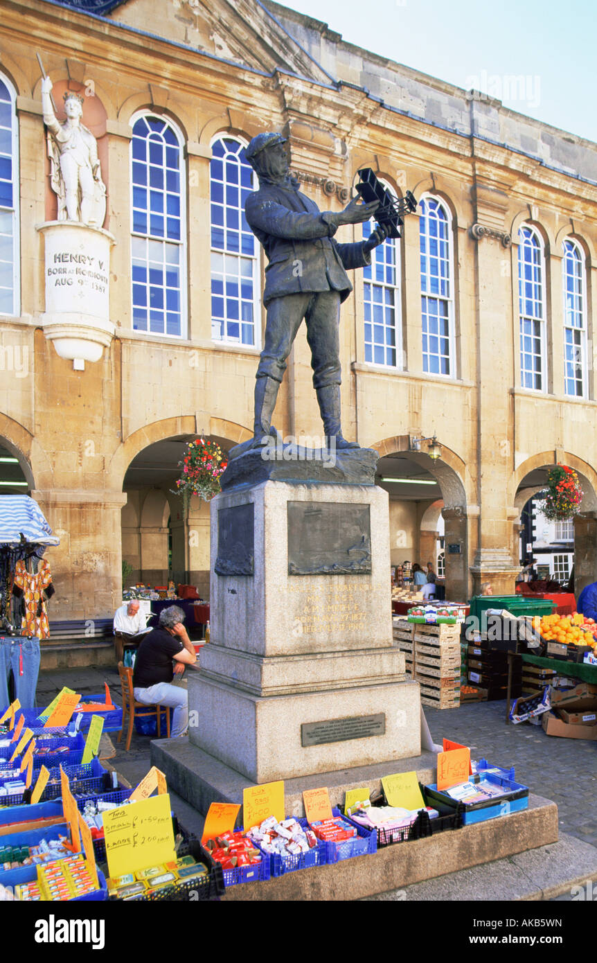 Großbritannien, Wales, Monmouthshire, Monmouth, Outdoor-Markt und Statue von Charles Stewart Rolls Stockfoto