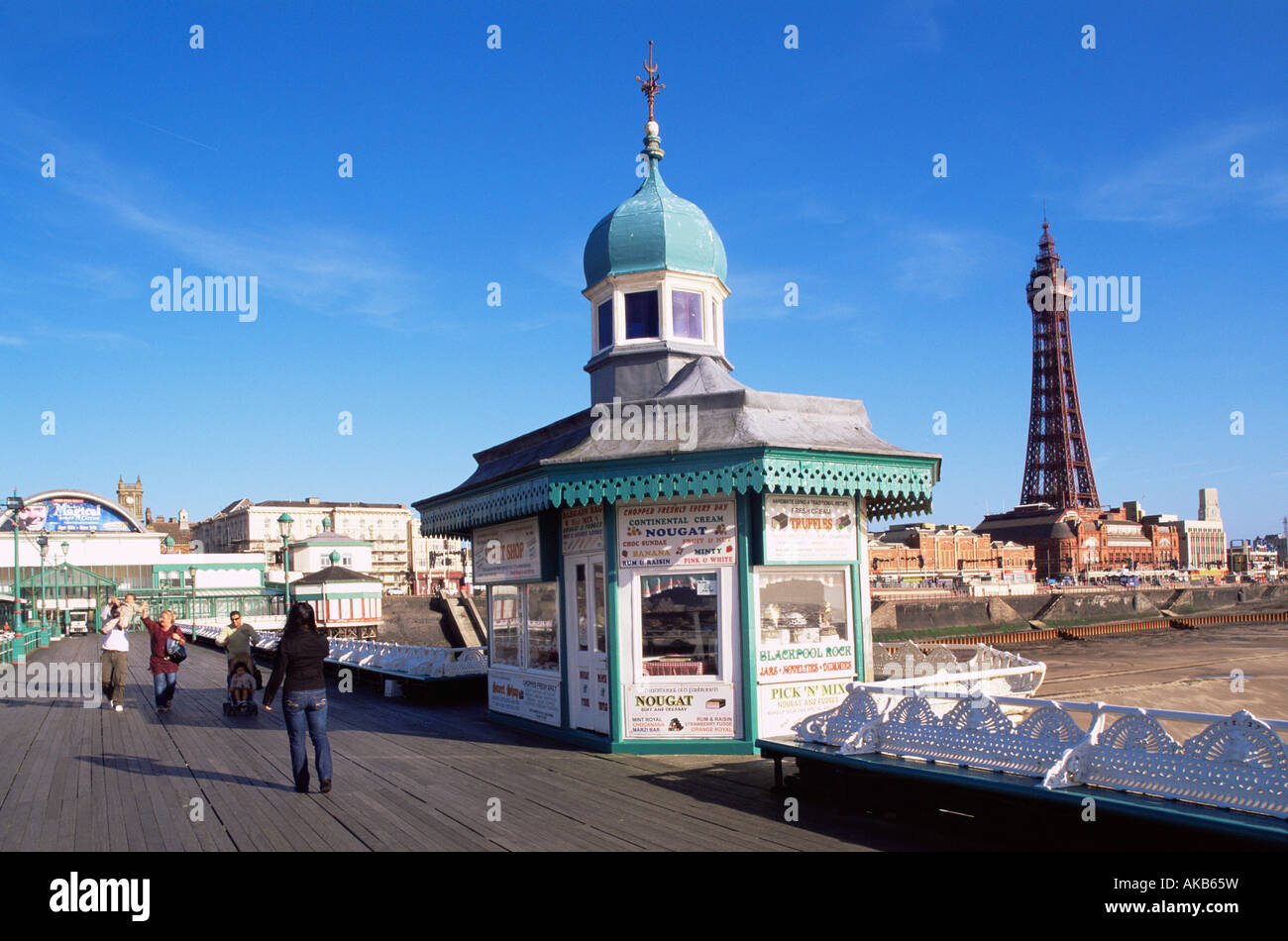 Kiosk am Nord-Pier und Blackpool Tower, Blackpool, Lancashire, England Stockfoto