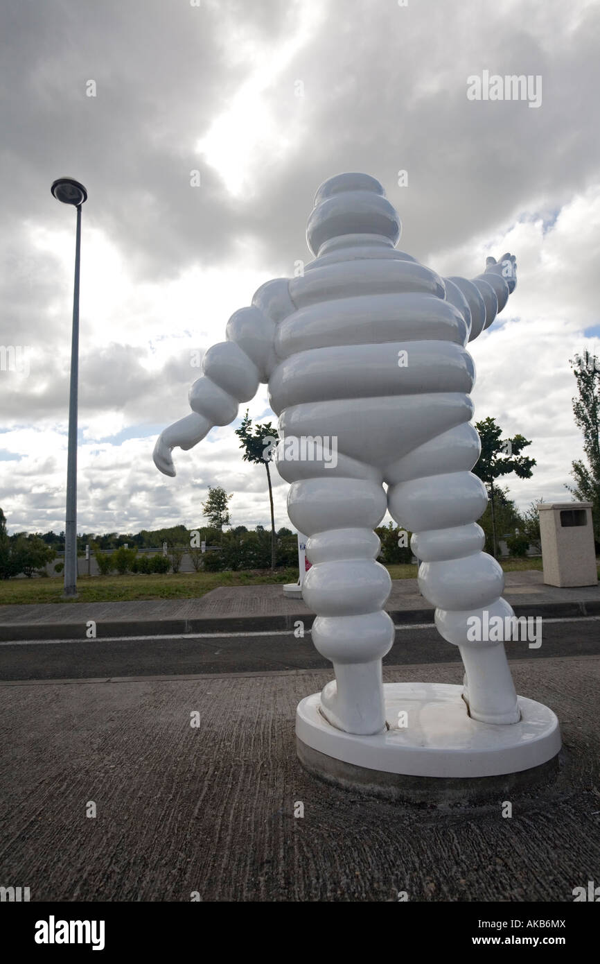 Ein Harz Michelin-Männchen von einem Rastplatz auf der Autobahn (Frankreich). Skulptur de Résine du Bibendum Sur Une Aire Autoroutière (Frankreich). Stockfoto