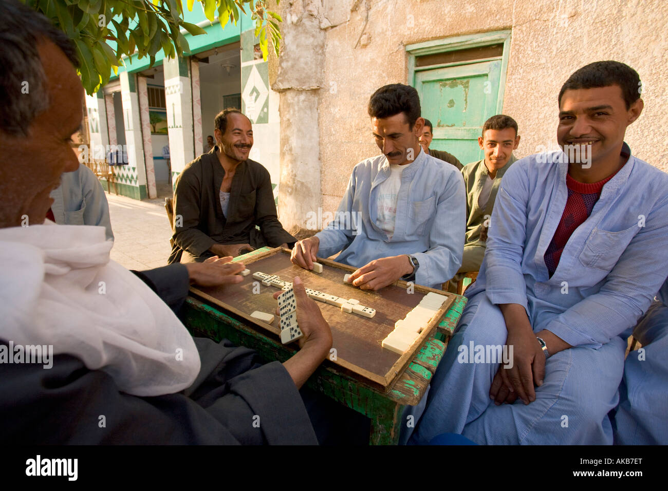 Agyptische Manner Spielen Domino Alte Stadt Von Mut Dakhla Oase Agypten Stockfotografie Alamy