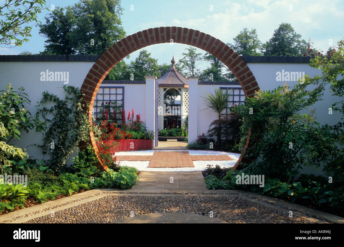 Hampton Court FS 1997 Entwurf Claire Whitehouse runden gemauerten Bogen Gateway zwischen Gartenzimmer Terrassen formal Schwerpunkt Stockfoto