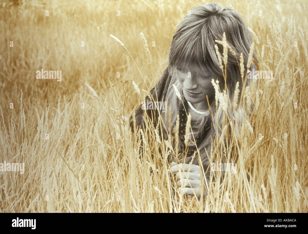 Mädchen liegend in grass einen getönten Druck von Mono negative Stockfoto
