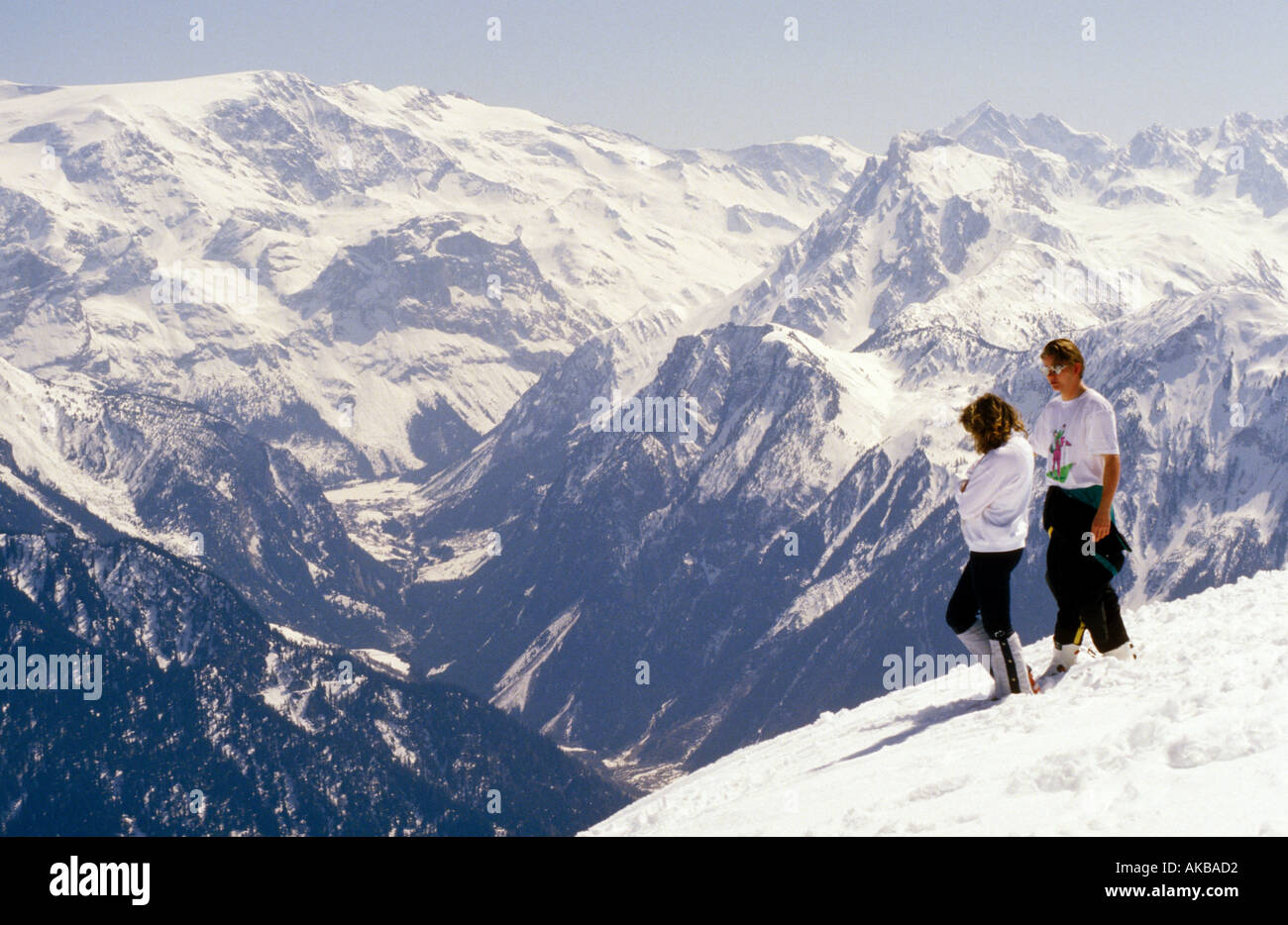 Paar in einer Berglandschaft La Plagne France Stockfoto