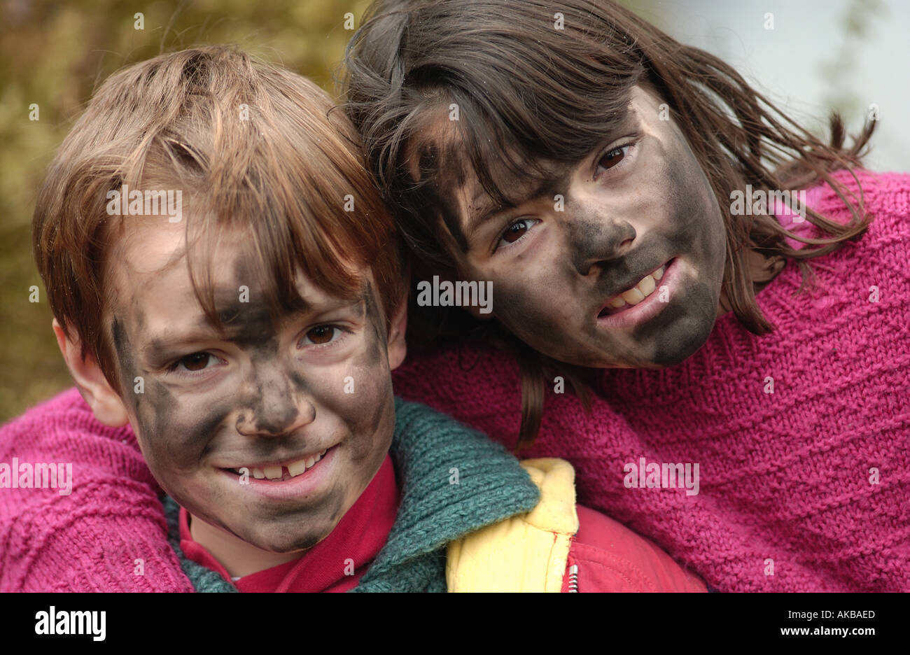 schmutzige Kinder geschwärzte Gesichter Ruß spielen Stockfoto