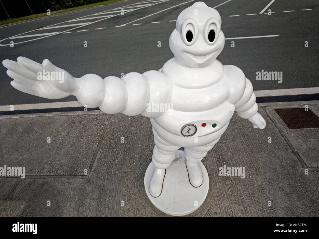 Ein Harz Michelin-Männchen von einem Rastplatz auf der Autobahn (Frankreich). Skulptur de Résine du Bibendum Sur Une Aire Autoroutière (Frankreich). Stockfoto