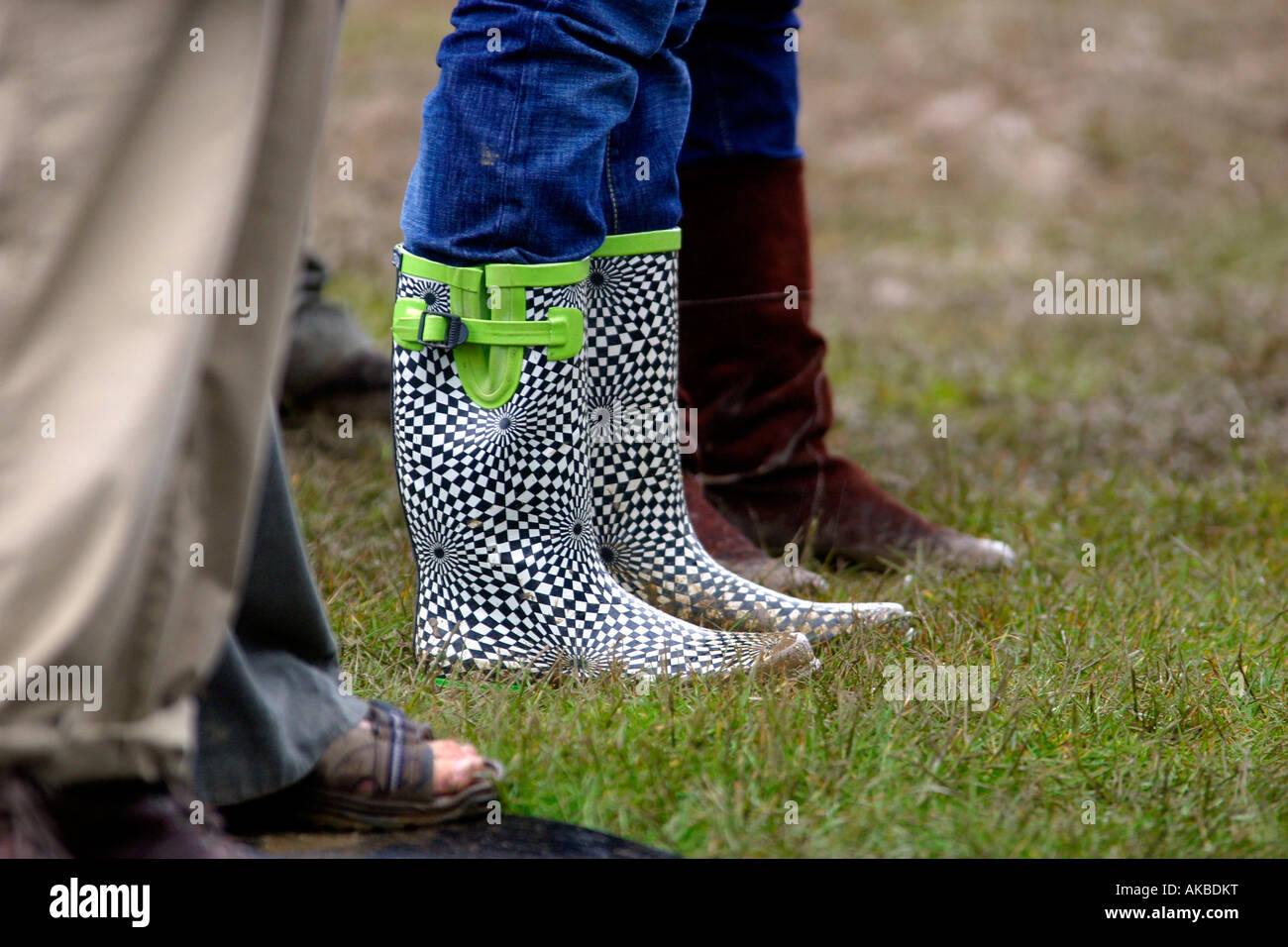 Lust auf Schuhe - Gummistiefel in der Menge bei Jools Holland im Belvoir  Castle Carte D oder Proms und glatte Konzert Stockfotografie - Alamy