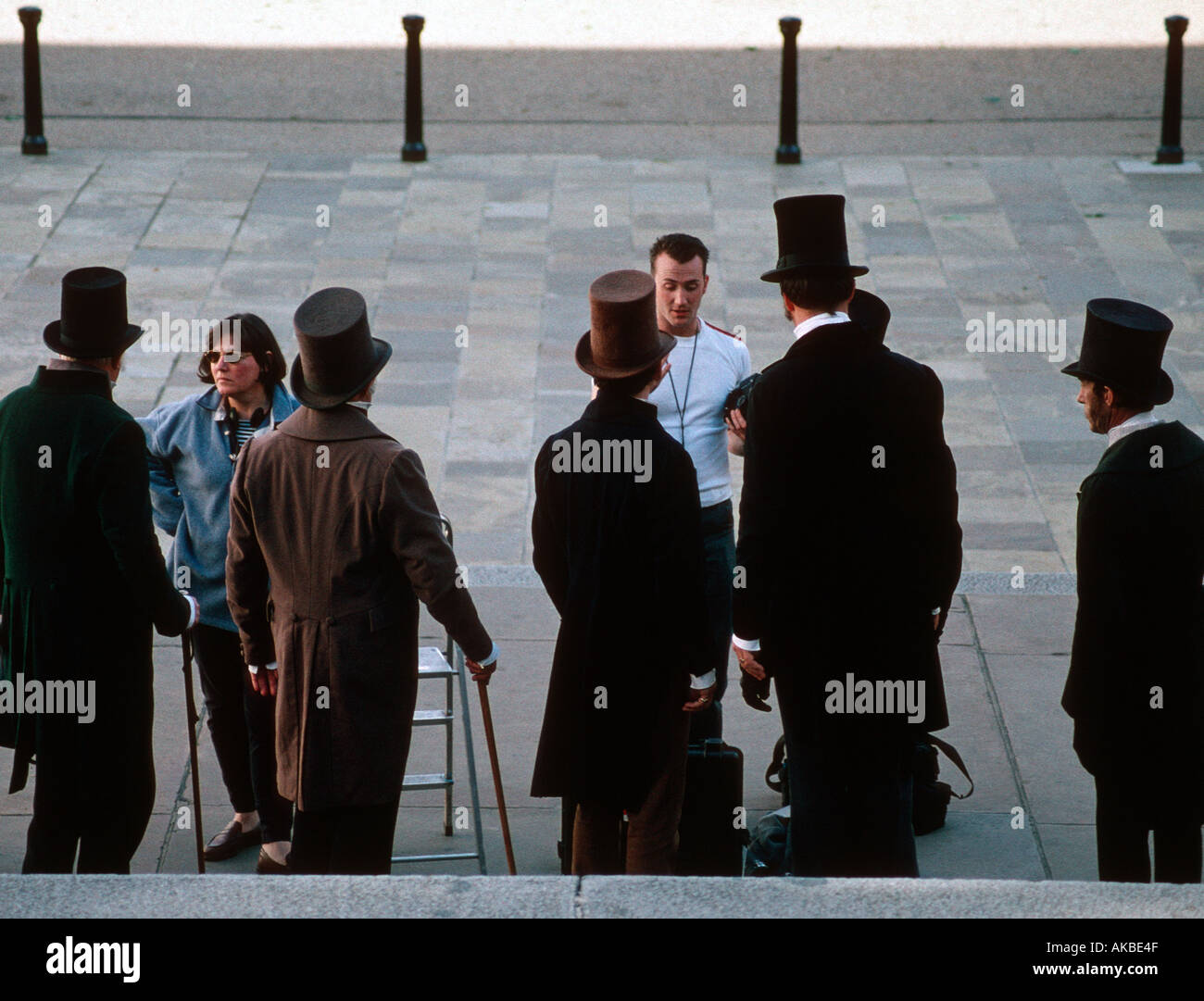 Schauspieler als viktorianische Herren auf London Lage Film-set mit Film-Crew und Stills Fotograf Stockfoto